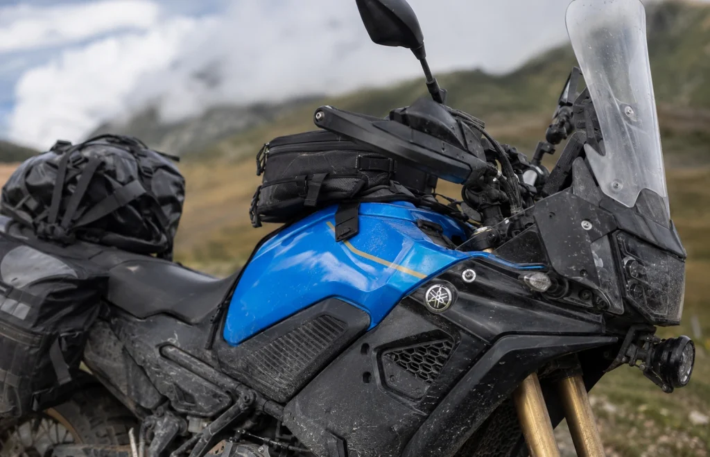Dettaglio di una Yamaha Ténéré con bagaglio da viaggio